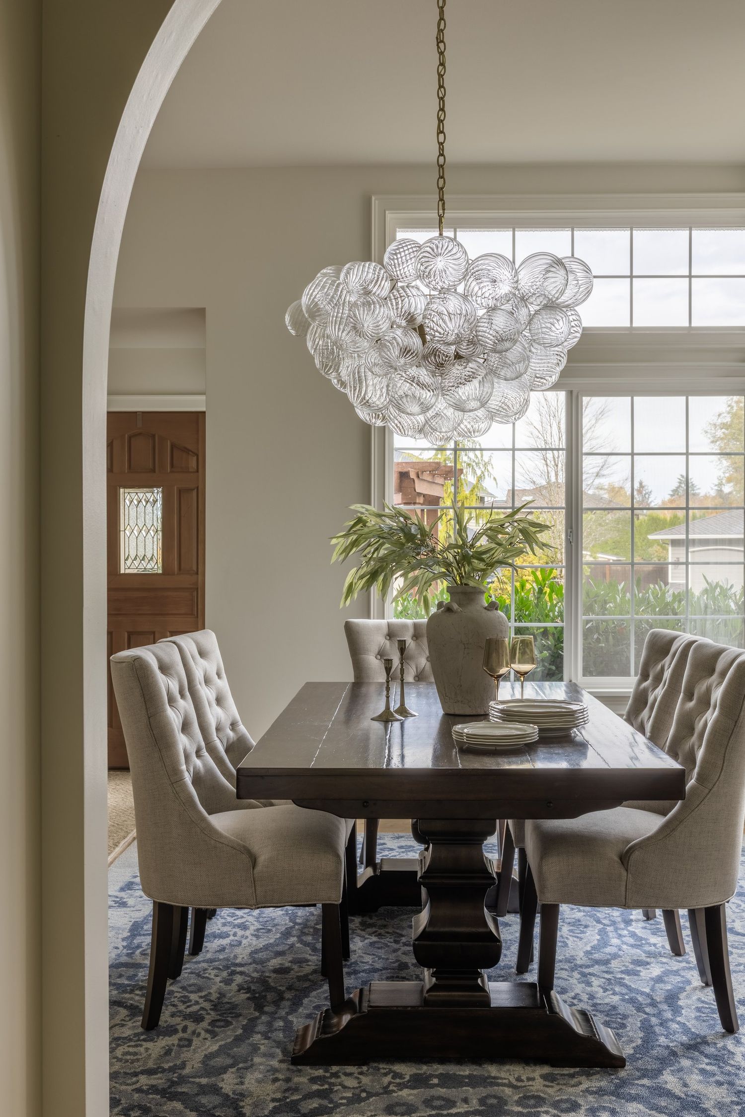 The arched opening into the dining room answers the arch over the range.